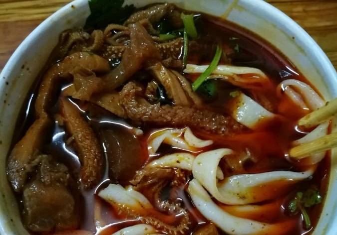 在武汉这个老城区，排队才能吃到传奇美食，物