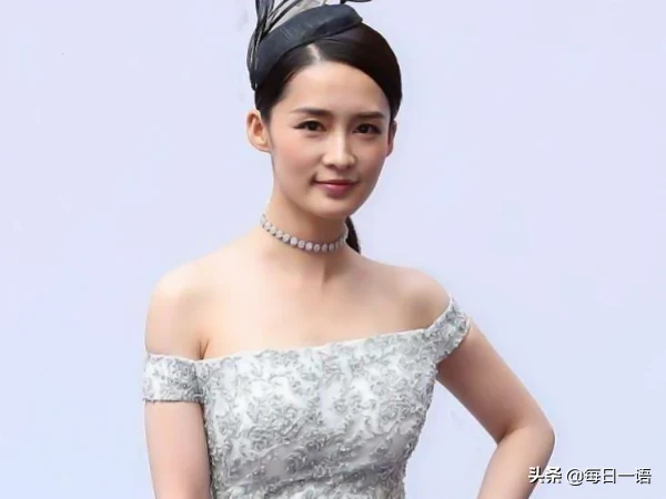 有种“保守”叫李沁，特地将裙摆剪掉换成裤子，没想到意外显腿长