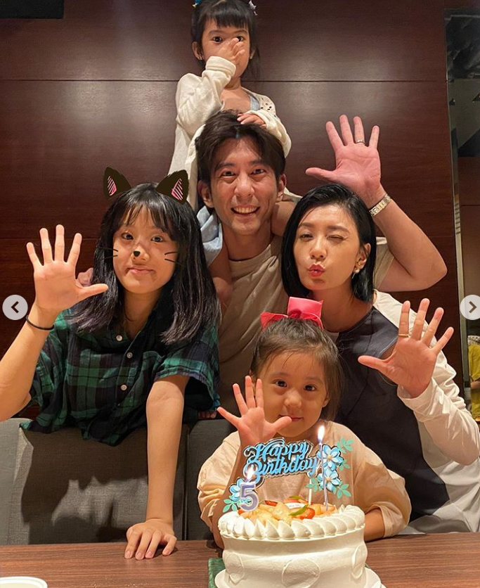 修杰楷接女儿放学，贵族学校每年72万，贾静雯戴过亿珠宝拼事业