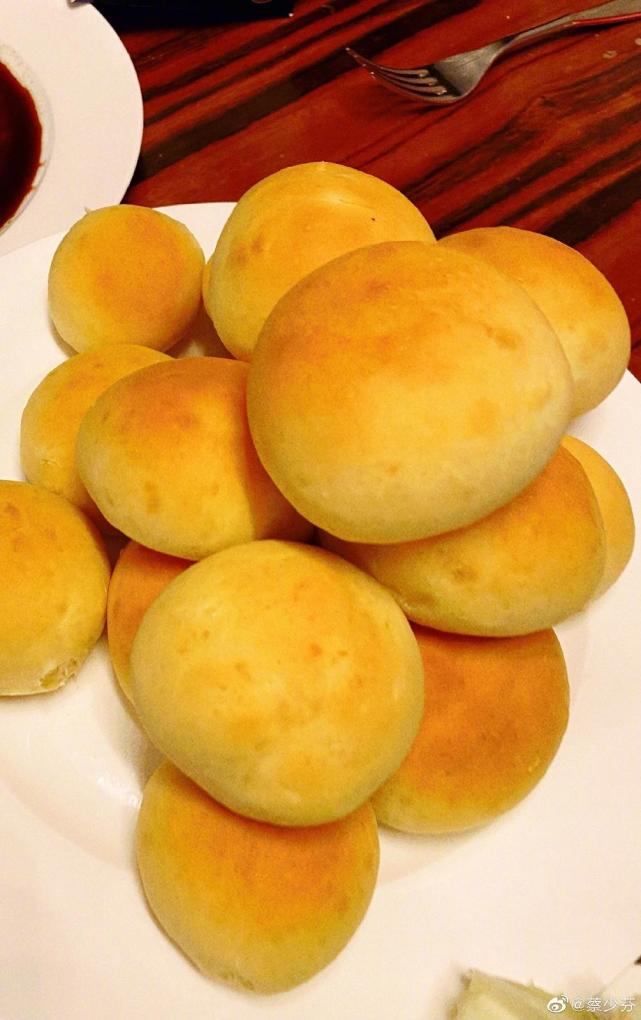 蔡少芬帶兒女做麵包個個顏值高，住宅逼仄5口人沒多少活動空間