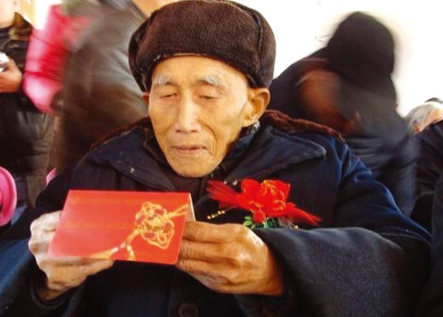 如果家里老人达到这个年龄，每月能多拿一笔钱，最高达到500元