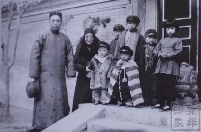 異國4年終牽手，棄前程培養(yǎng)5子，她去世后嚴濟慈每天對遺像三鞠躬