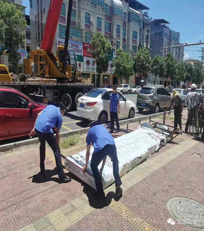 「我为群众办实事」连城县城市管理局集中拆除存在安全隐患的广告牌