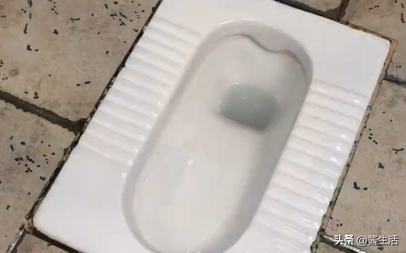 卫生间里放一把食盐，真是太厉害了，一年省下好几百，赶紧试一试