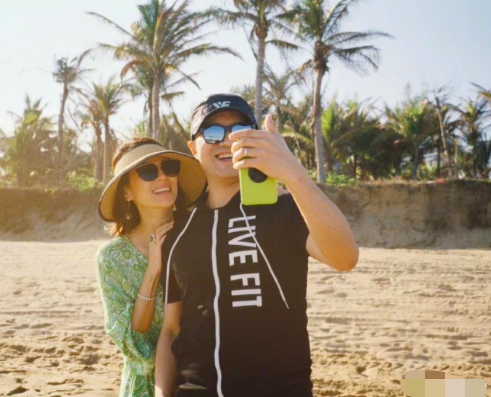 章子怡慶結婚6週年，和汪峰親暱依偎滿臉笑，大方自曝是繼女拍照