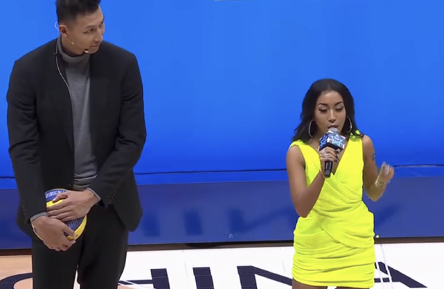 Ease of auspicious gram Juan is worn hot short skirt is displayed on begin is beautiful, stand in Yi Jianlian she beside appears blacker