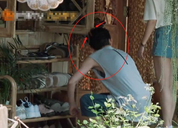 何炅头撞窗角疼到站不起来，谭松韵吓得抱住他