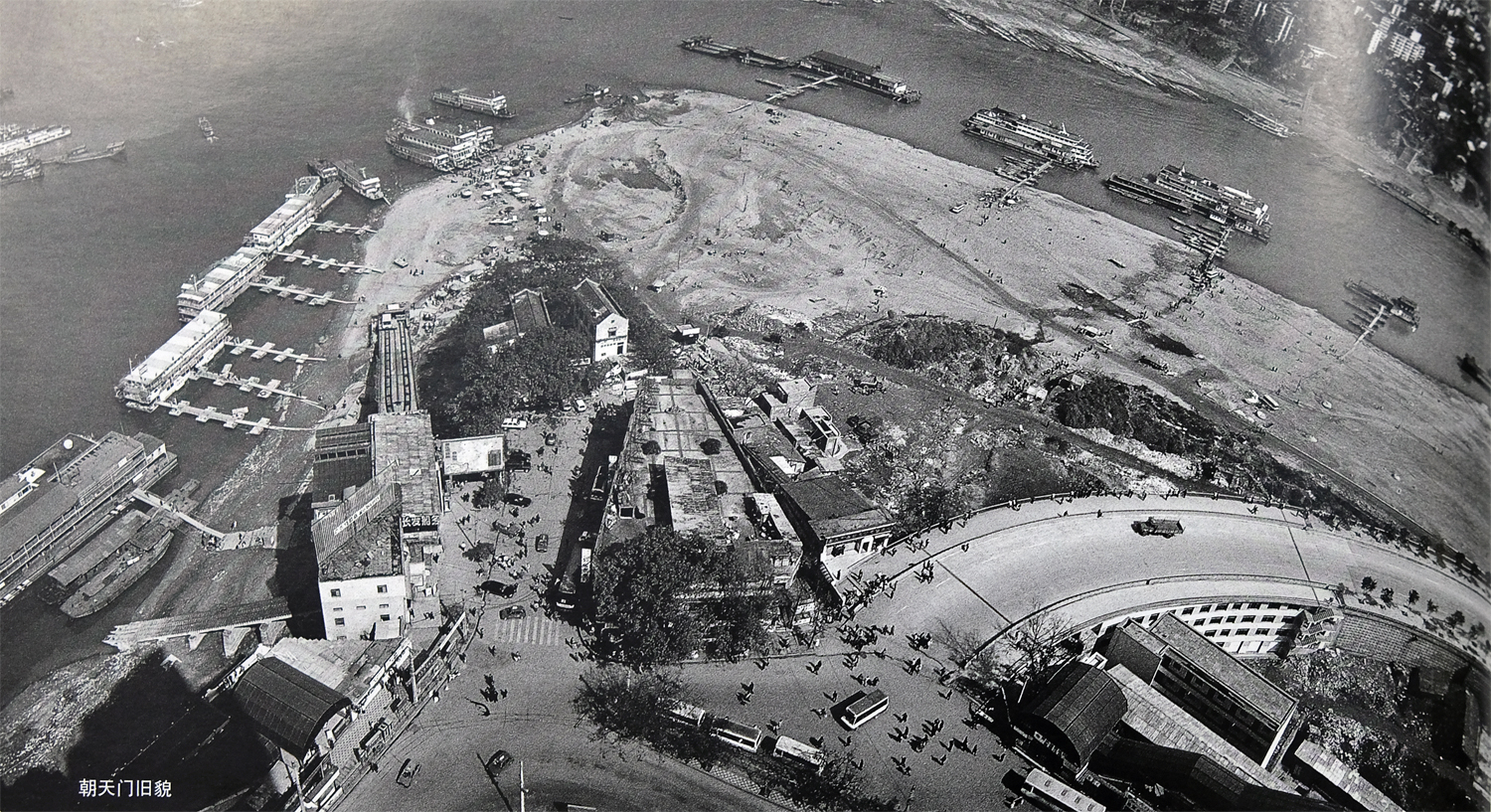 漫游山城：差点被改名的朝天门广场，是重庆人最后的坚守