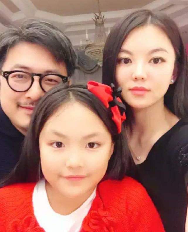 王岳伦晒一家三口幸福合照表白妻女，李湘“爱心”回应大度原谅