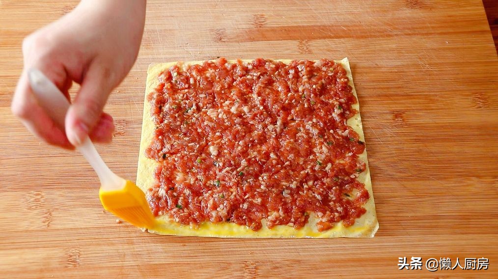 猪肉配上莲藕，既是汤又是菜，加上一点韭菜后，吃起来特别的鲜