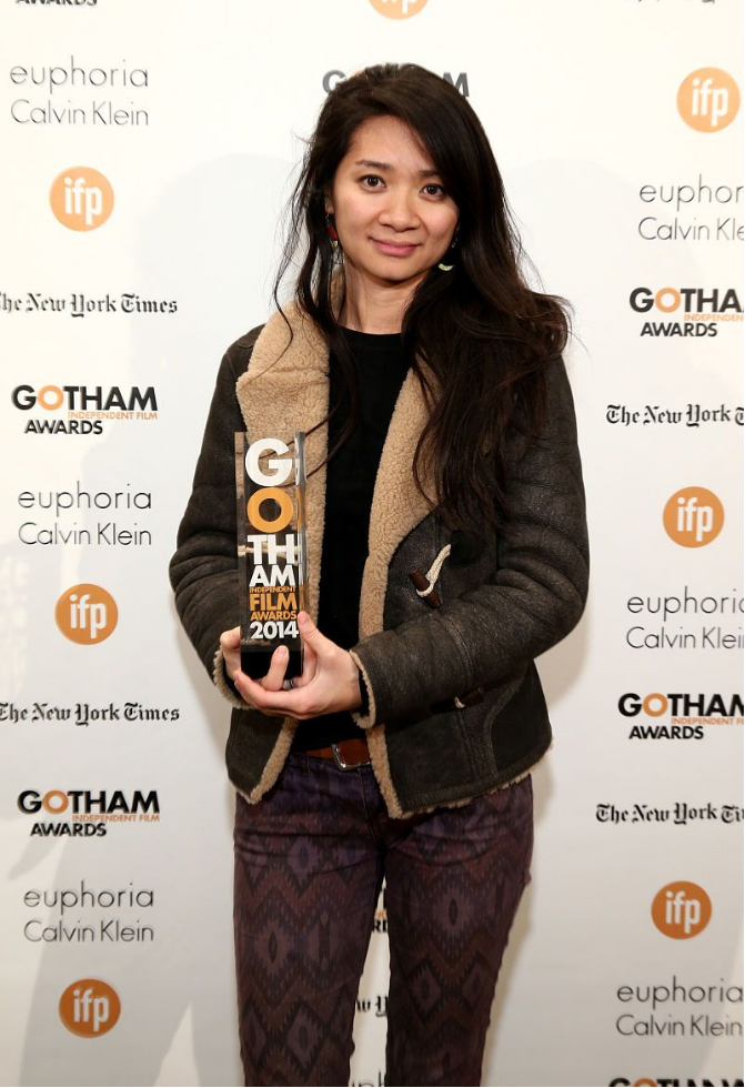 宋丹丹继女赵婷为国争光,成首个获金球奖中国女导演,麻花辫真嫩