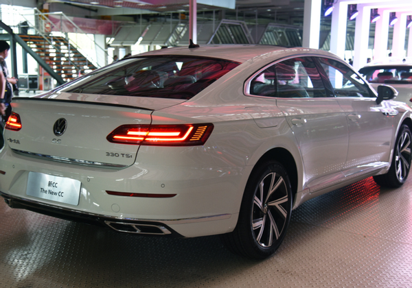 一汽大众CC，中型掀背车，2.0T动力强，7.7秒破百