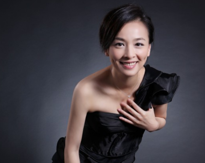 张庭很忌讳别人说她小三，小明星后台说闲话，