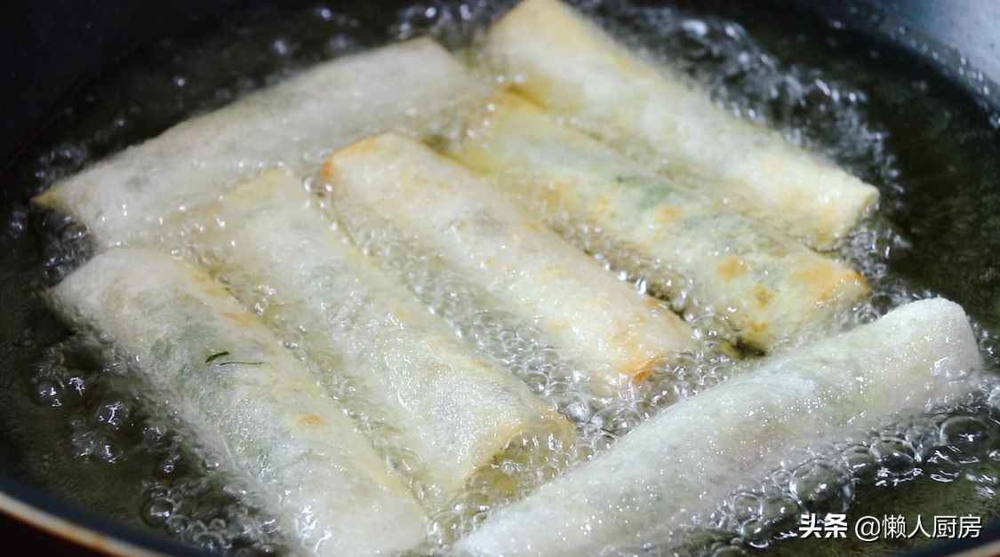 初春嚐鮮，挖野菜一天能賣100元，這樣包著春捲吃，還會灌湯