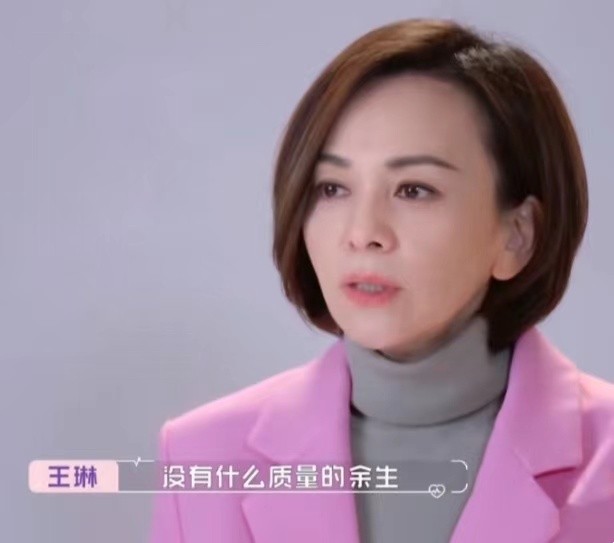 Beautiful jade of snow aunt king: Pick Mai Mi to chat with male honored guest, his mind disturbed cry stop, the reason of backside lets popular feeling ache