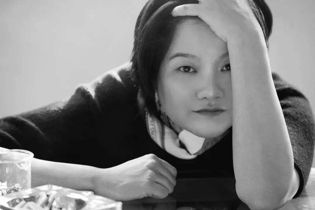 从导演陈凯歌到设计师杨小平,洪晃的四段婚姻,每一次都爱得洒脱