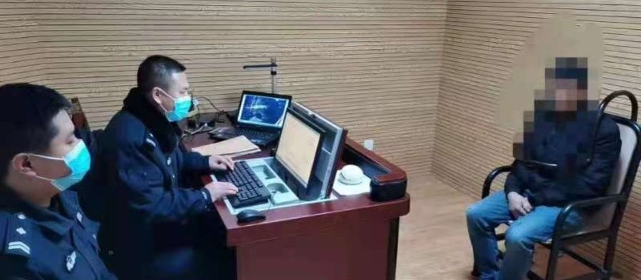 青岛一男子偷窥心上人时产生贪念，进屋盗走女孩手机和羽绒服