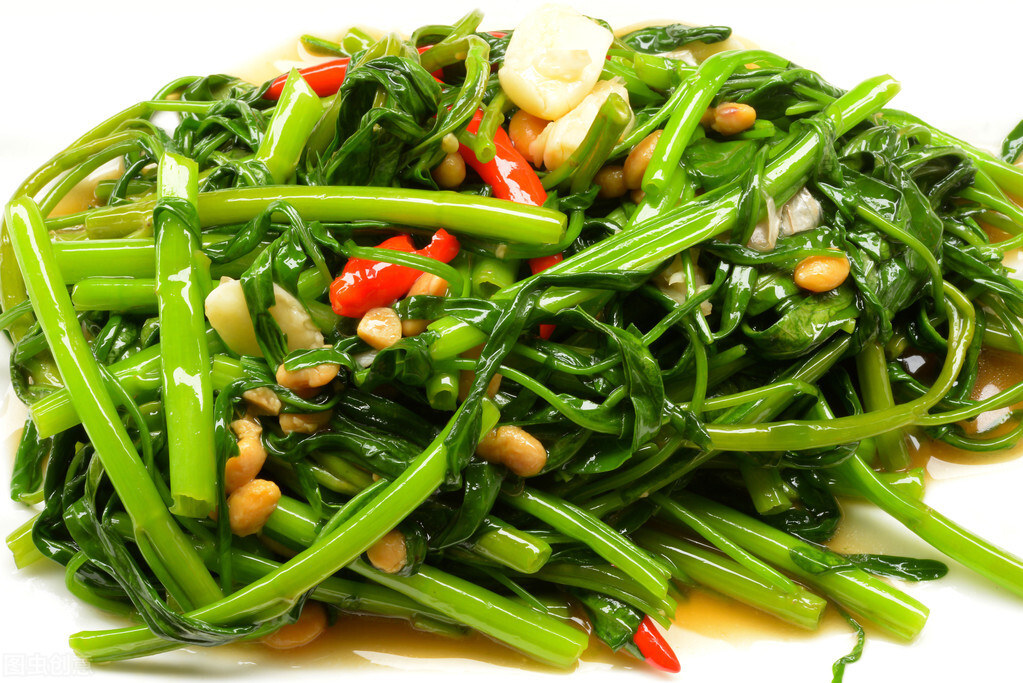 为何你炒的空心菜,出水还发黑?年夜厨给你支一招,出锅翠绿又入味
