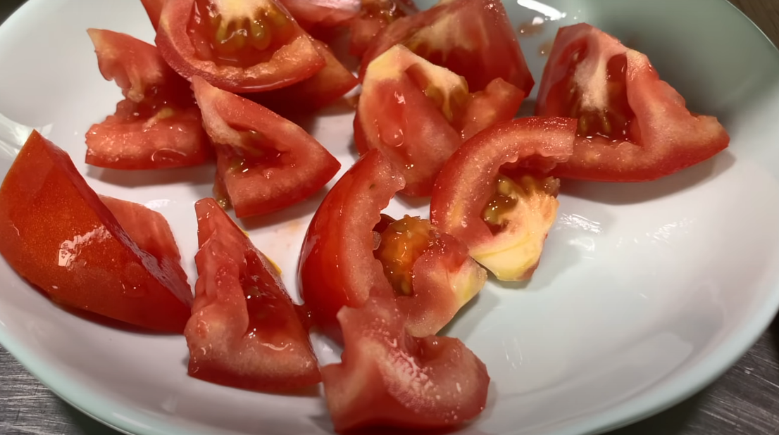 Two tomatoes and a handful of seafood mushrooms are delicious, delicious and nutritious.