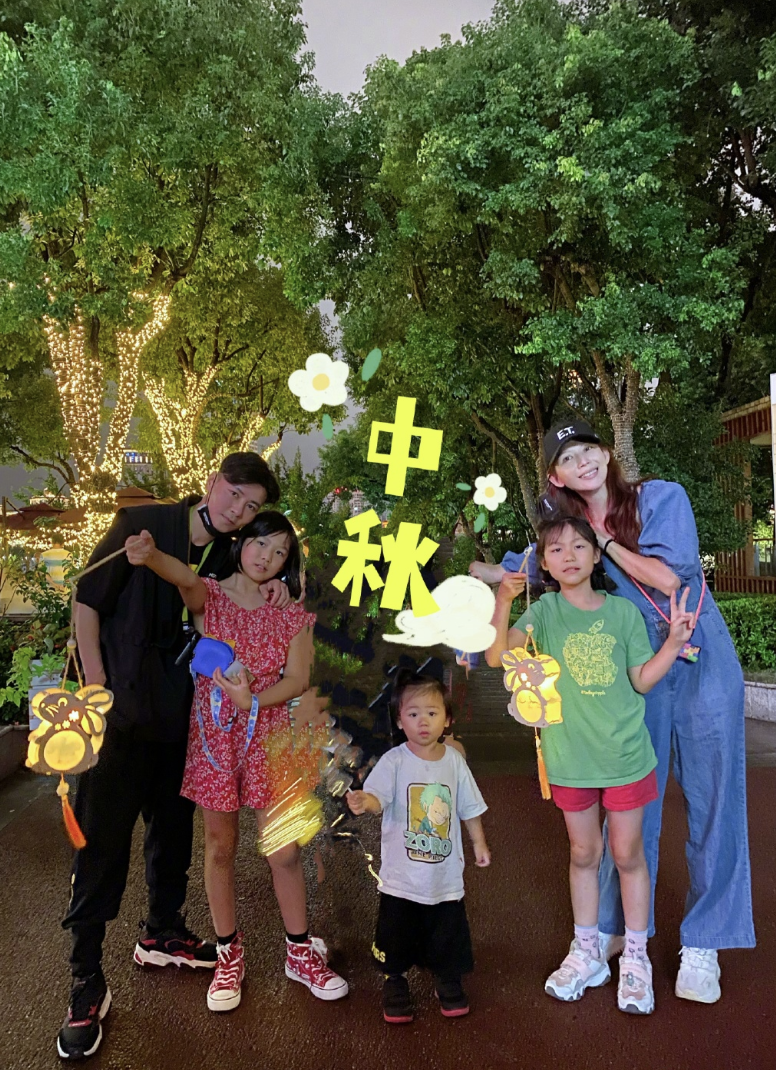 蔡少芬中秋晒全家福，穿古装跳舞鱼尾纹抢镜，服装被吐槽像丫鬟