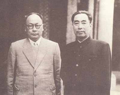 主席推荐粟裕授元帅军衔，而周恩来力主给陈毅，是真是假？