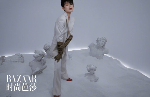 胡杏兒懷三胎後登雜誌封面，全程巧遮孕肚看不出孕相，真時尚孕媽