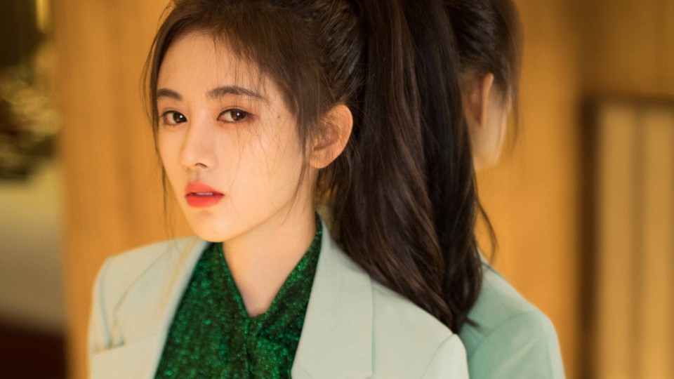 肩膀上都有硅胶？号称“四千年一遇的美女”，身上还有真东西吗？