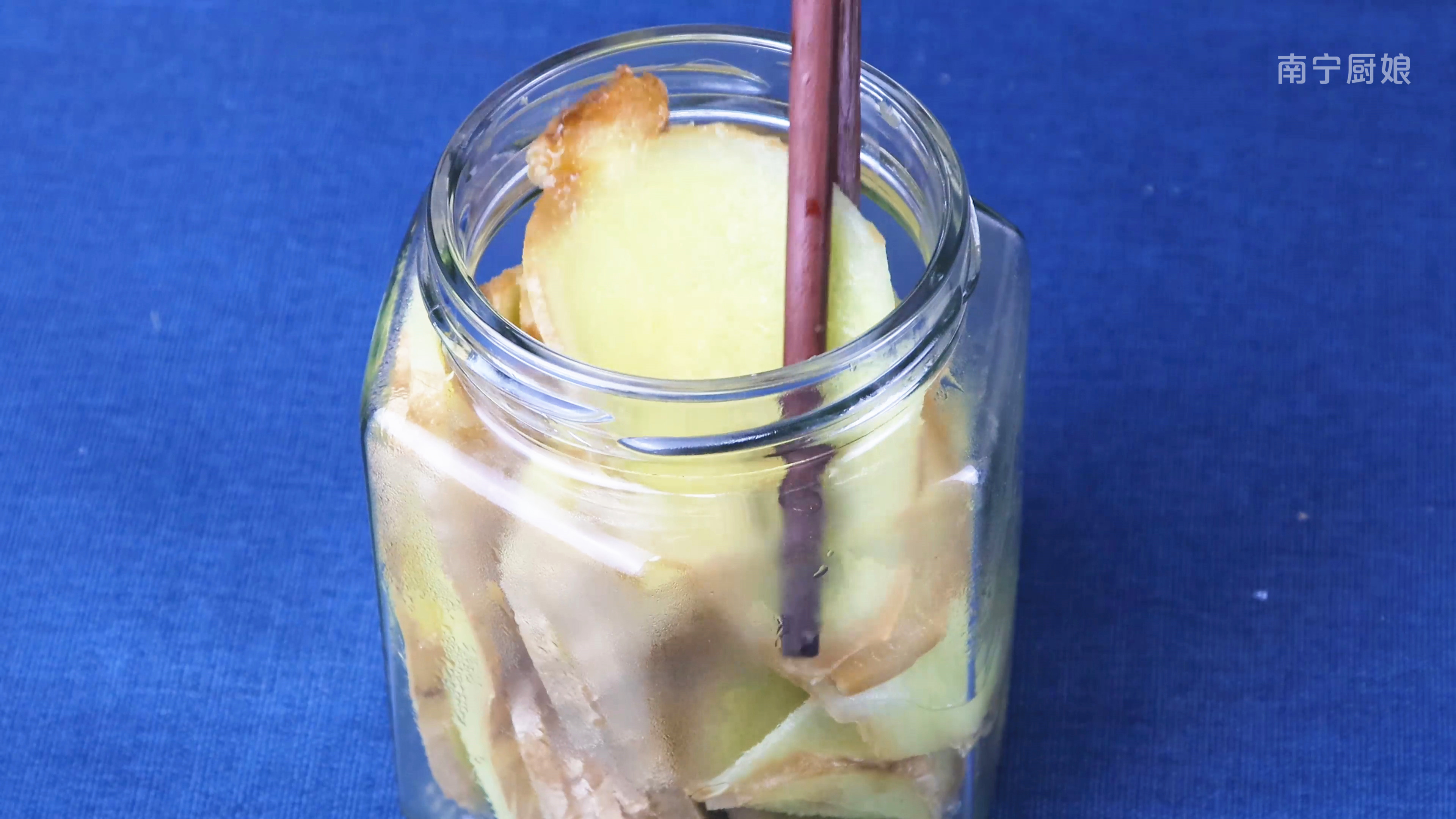 把生薑放鍋裡蒸一蒸，效果花錢都難買，爺爺悄悄告訴我，長見識了