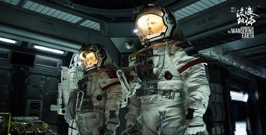 《你好，李焕英》跻身影史前三，《流浪地球》