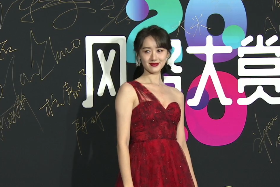 风格大赏明星穿搭：惠英红像鸡毛掸子，许佳琪