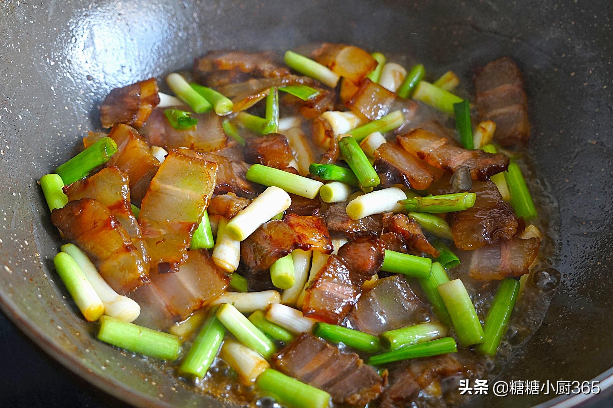 这菜和腊肉是绝配，炒一盘不够吃，春天多吃杀菌好，流感不缠身