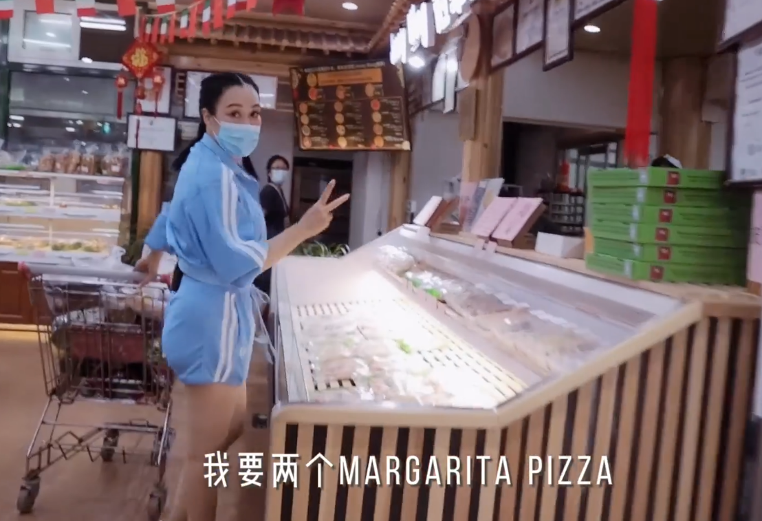 钟丽缇逛超市太豪迈！商品堆满整个购物车，穿超短裤露修长美腿