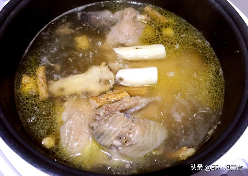 在家炖鸡汤，调料别乱放，教您详细做法，汤汁鲜香可口，总喝不够