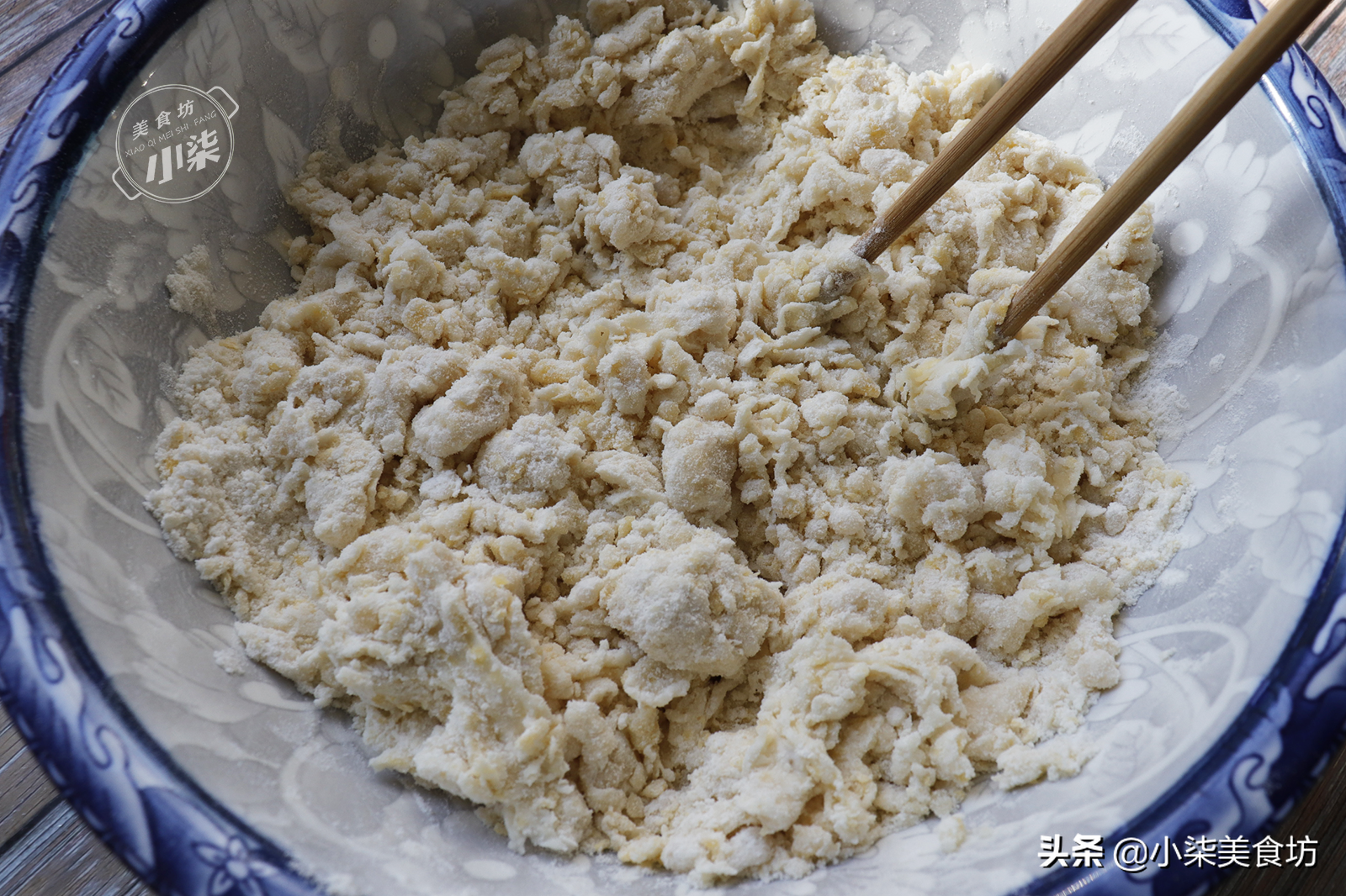 過年教你炸麻葉，學會一個和麵小技巧，一捏酥得掉渣，小時候味道