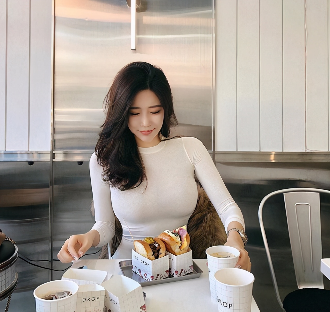 韩国女主播米娜，身材苗条拥有大长腿图片