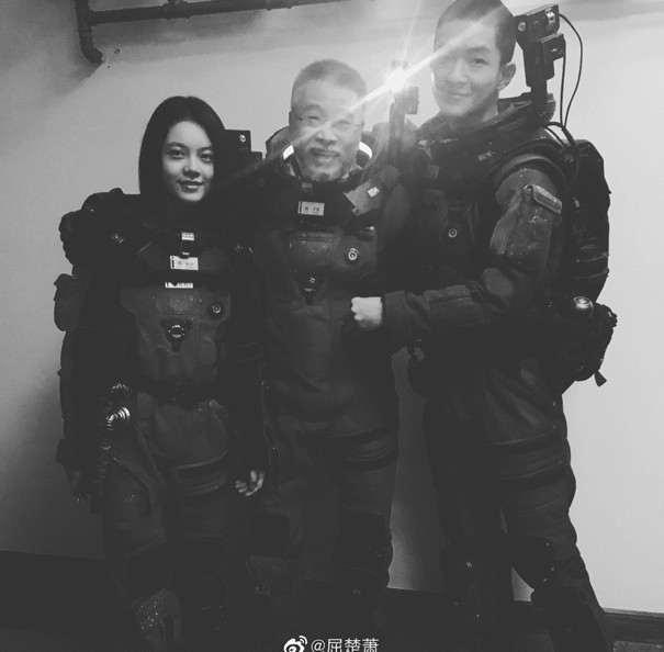 吴孟达出殡现场曝光，儿子手捧遗像眉眼像爸爸，遗孀双眼哭红肿