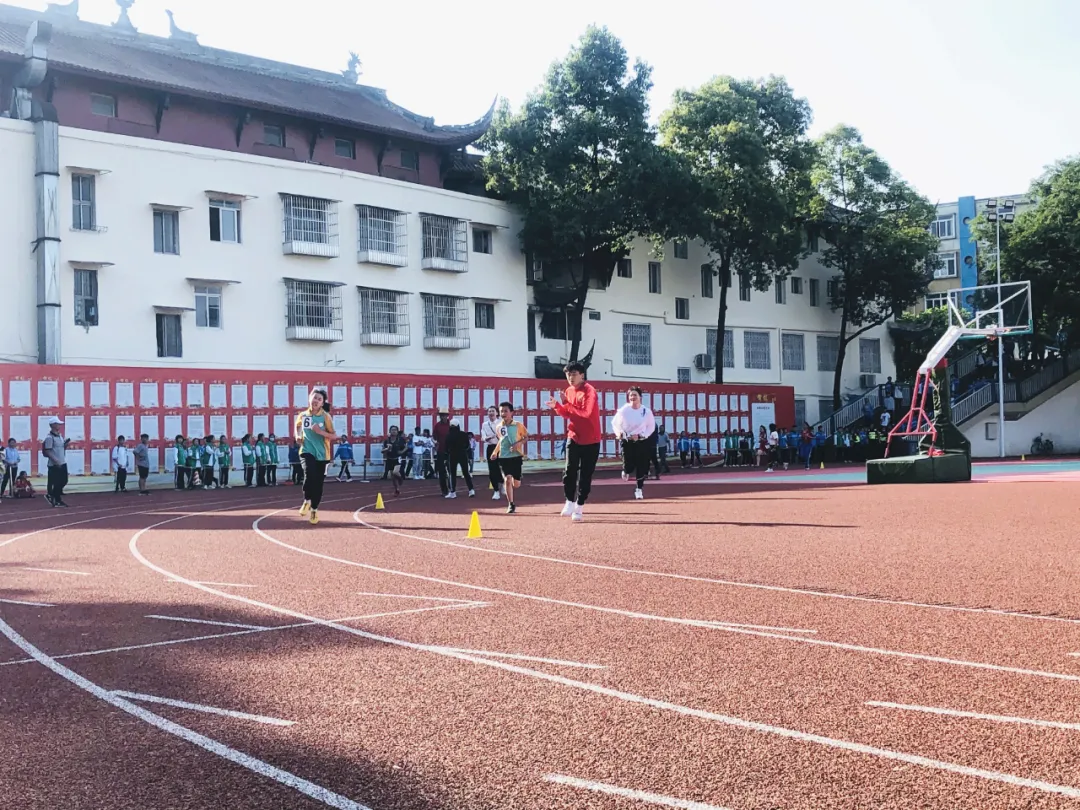 双流实小东区代表队参加区第三十一届中小学生田径运动会喜获佳绩