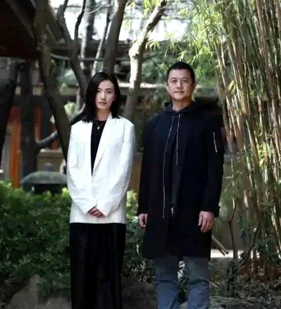 海哈金喜随李亚鹏一家散步，已顺利融入李家队列，但和李嫣零互动