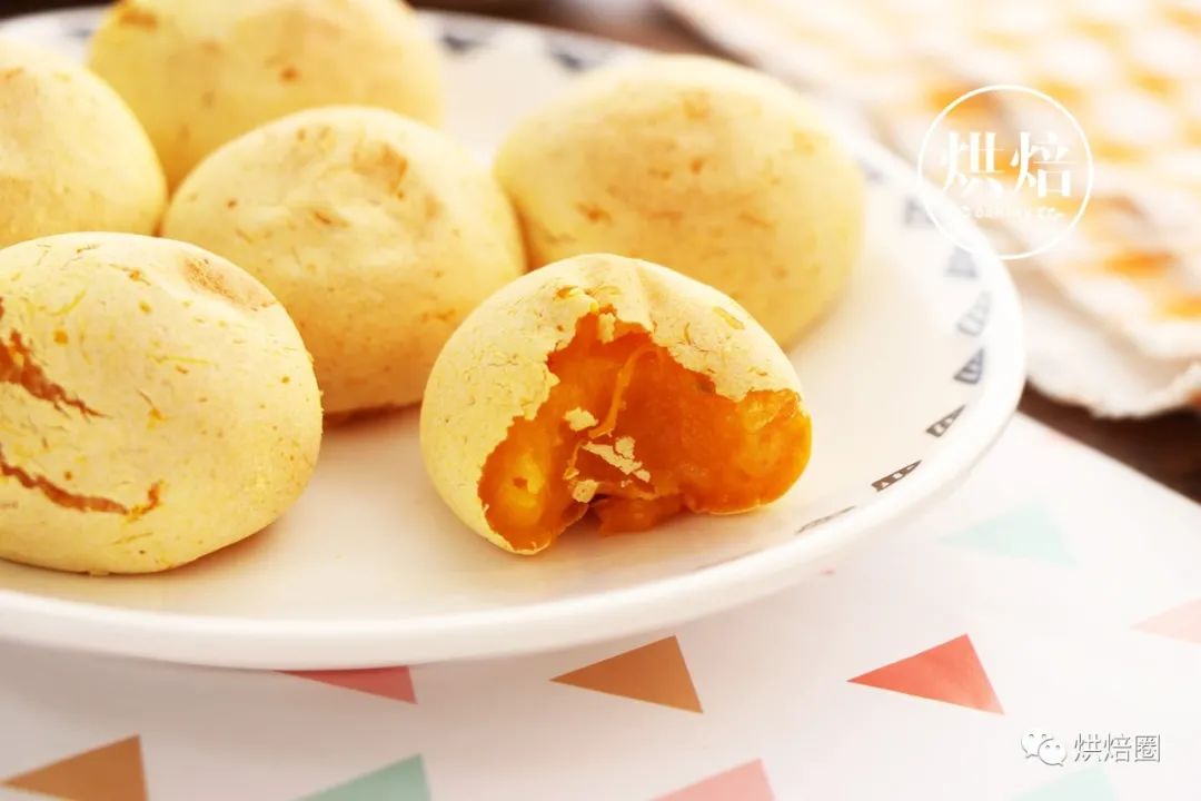 无油脆皮南瓜球 脆脆的淡黄色外衣 里面糯糯的能拉丝 巨好吃