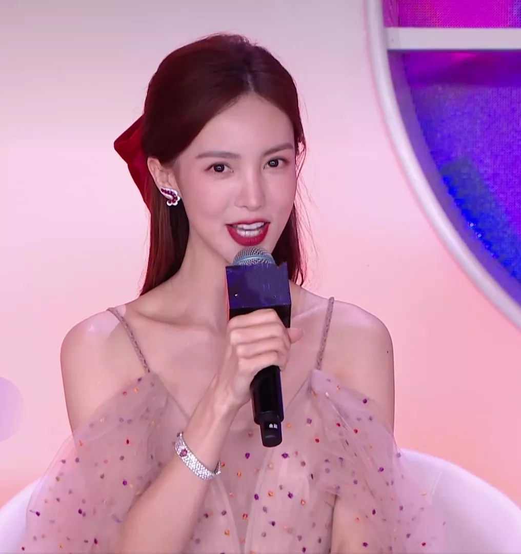 晚会明星微表情:热巴疲倦郑爽憔悴,杨幂挤出双下巴,F4没团聚
