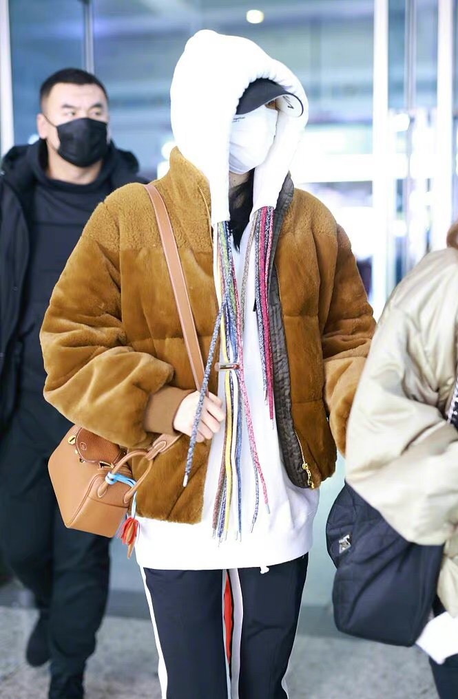 关晓彤走机场，穿白色卫衣意外抢镜，这个卫衣