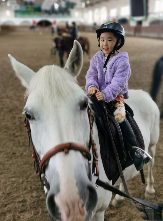 好爸爸！赵文卓国庆陪儿女骑马，子龙和妹妹马背上手拉手超有爱