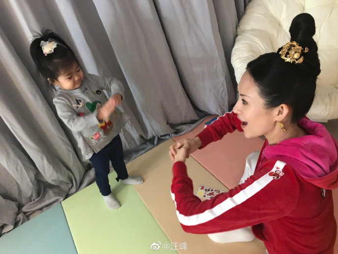 汪峰曬全家陪章子怡拍戲，在角落為醒醒搭遊戲房，母女扮醫生病人