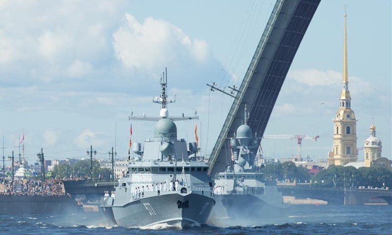 俄罗斯海上大阅兵多国捧场，中国造战舰也现身，普京发话：若必要会发动无法阻止的攻击