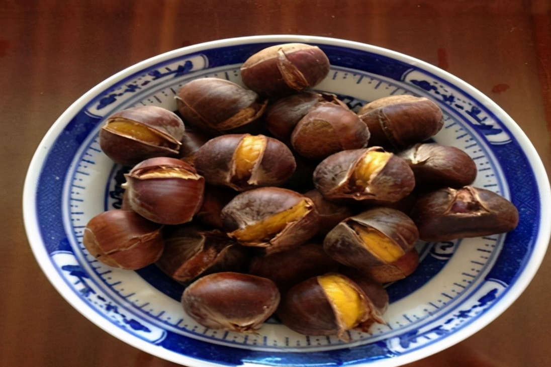 冬天或是胃病高發期，3種常見乾果可適量多吃，可能有助養護胃部