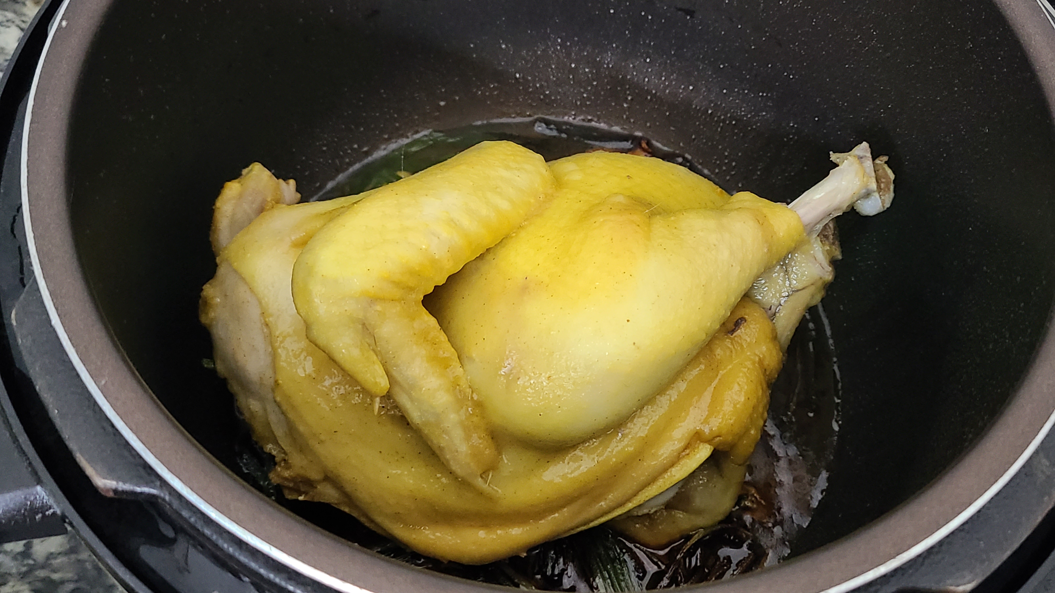 廣東電飯煲焗雞的做法，鮮香嫩滑又好吃，打開鍋蓋肚子都看餓了