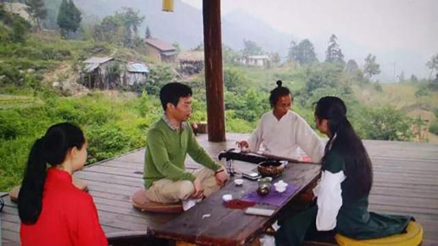 男子隐居深山8年，与漂亮女弟子结婚生娃，弹古