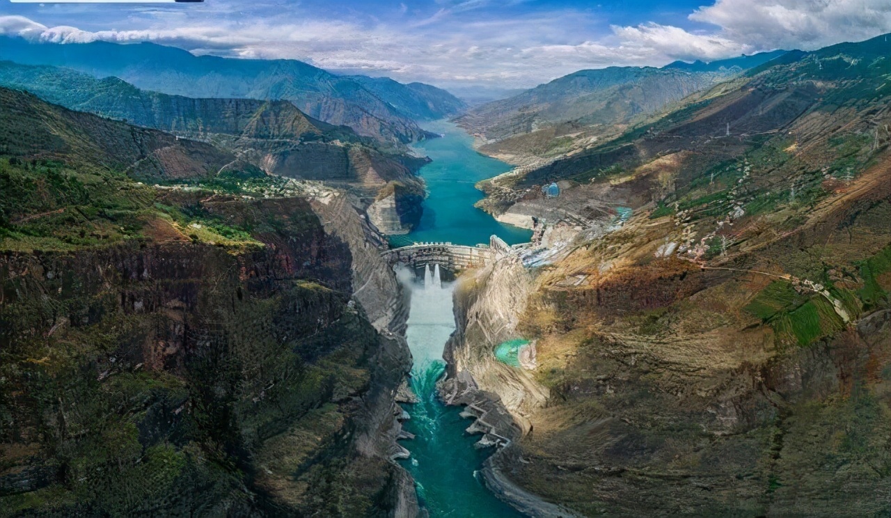 白鶴灘水電站建造工藝有多精？泄洪洞光滑如鏡，照鏡子人影不變形