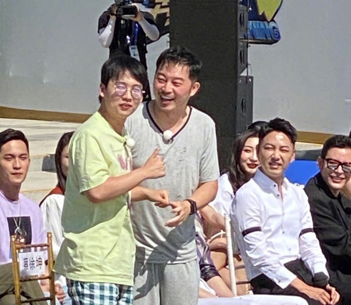 《奔跑吧》上演睡衣秀，蔡徐坤自我保护意识充