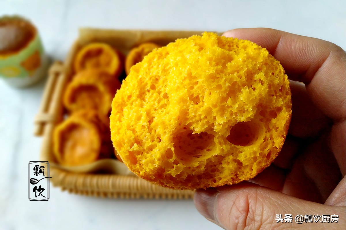 九月南瓜香，做成可口小蛋糕，营养又美味，孩子用手拿着吃超棒